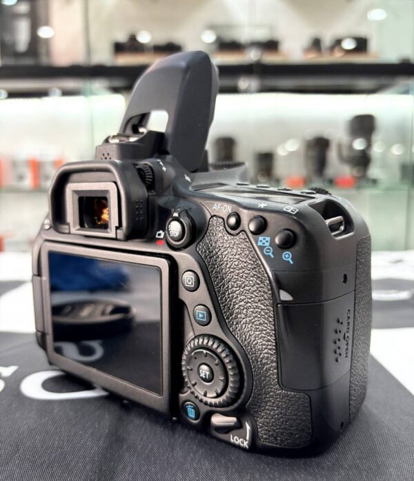 Canon EOS 80D Kit with 18-55mm f/3.5-5.6 Lens