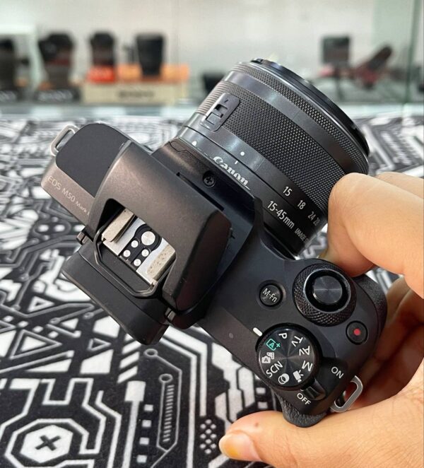 Canon EOS M50 Kit with 15-45mm f/3.5-6.3 Lens