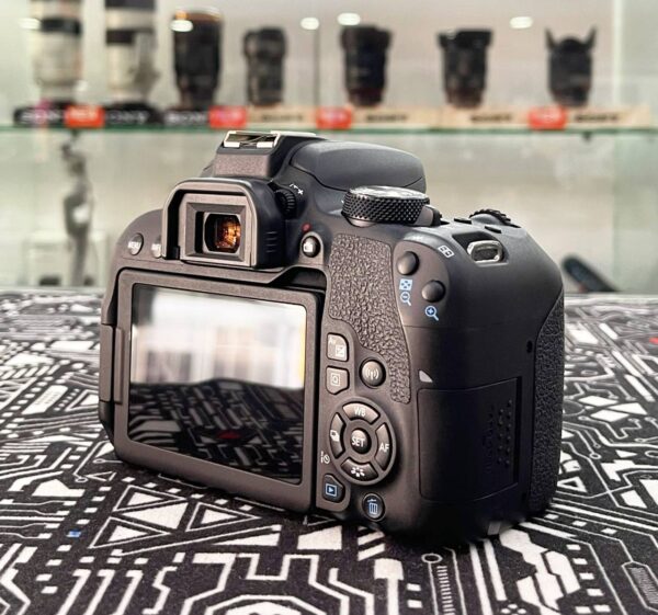 Canon EOS 800D Kit Lens