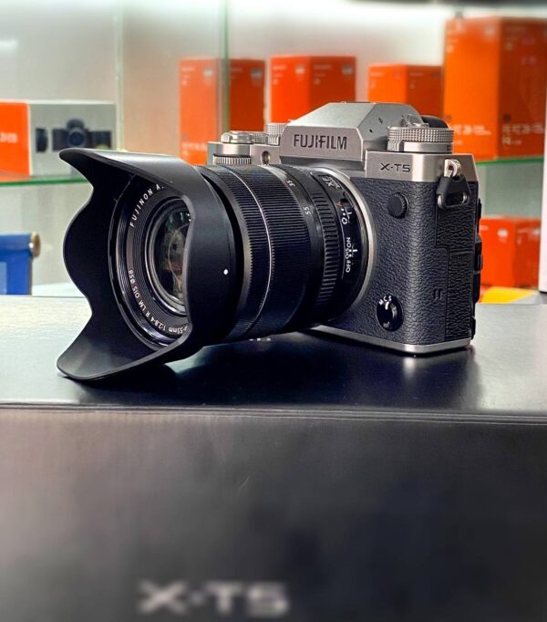 Fujifilm X-T5 flagship 40MP high-resolution APS-C camera with XF 18-55mm f/2.8-4 lens – like new mint condition