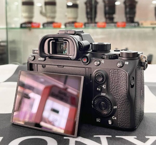 Sony Alpha 7R III (ILCE-7RM3) Body Only