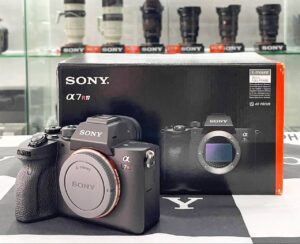 Sony Alpha 7R IV (ILCE-7RM4) with Accessory Bundle