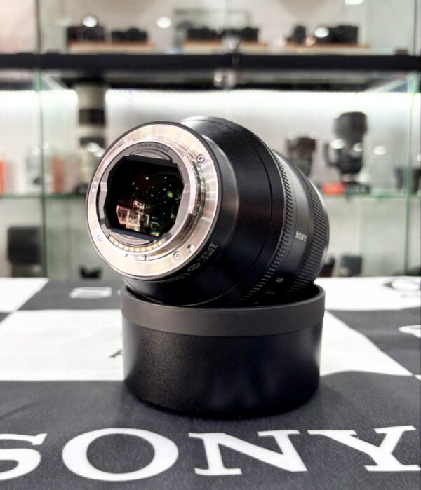 photo_2025-01-25_05-40-14 (2) Sony FE 85mm f/1.4 GM Lens with Accessory Bundle