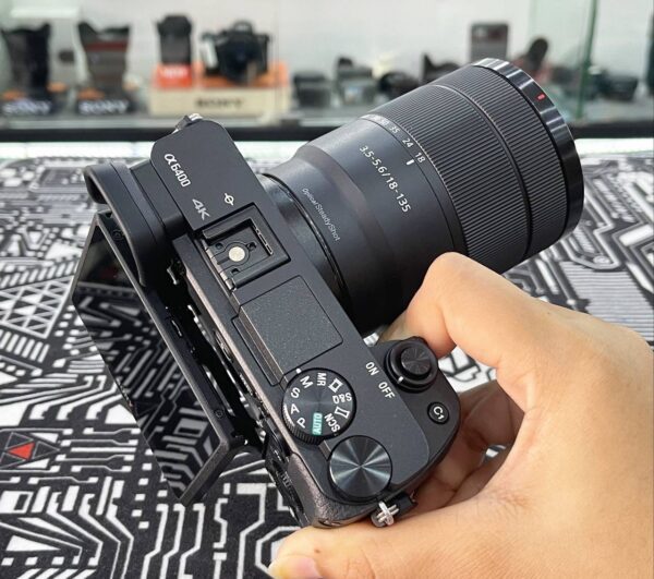 Sony A6400L Kit (18-135mm f/3.5-5.6 OSS Lens) with Accessory Bundle