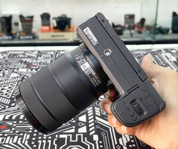 Sony A6400L Kit (18-135mm f/3.5-5.6 OSS Lens) with Accessory Bundle