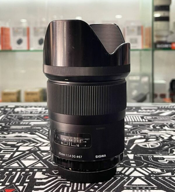 Sigma 35mm f/1.4 DG HSM Art lens good condition