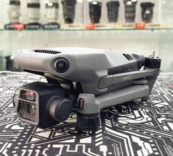 DJI Mavic 3 – Very Good 5.1K Hasselblad Drone with Wide Lens + Bag + 64GB