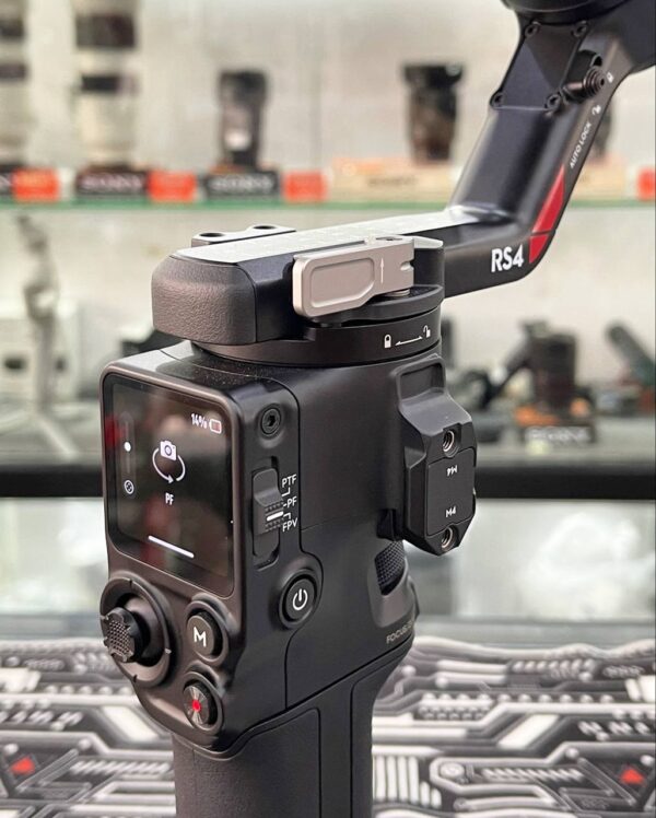 DJI RS 4 Combo Gimbal Stabilizer (Remaining Manufacturer Warranty)