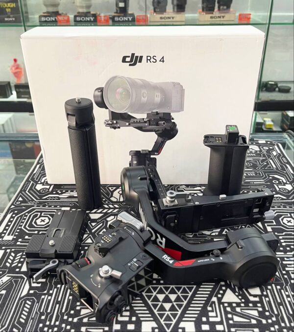 DJI RS 4 Combo Gimbal Stabilizer (Remaining Manufacturer Warranty)