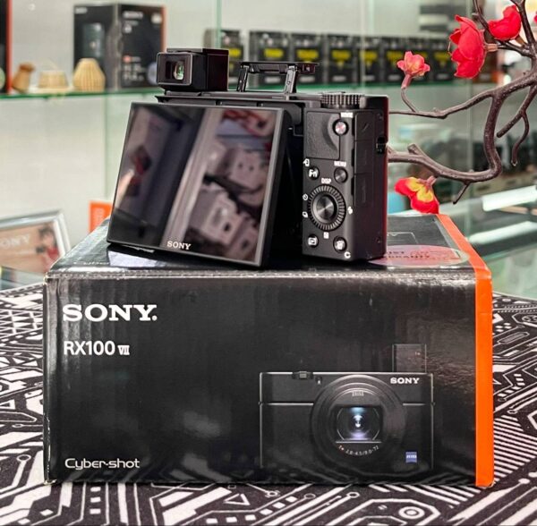 Sony RX100 VII (DSC-RX100M7) with Accessory Bundle