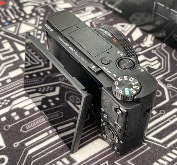 Sony RX100 VII (DSC-RX100M7) with Accessory Bundle