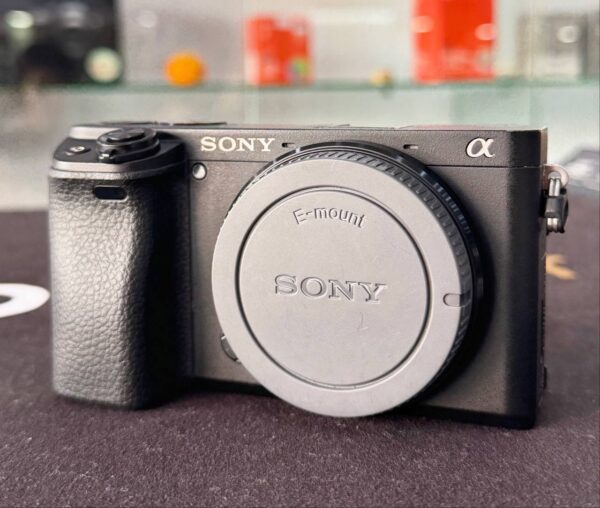 Sony A6400 best-selling APS-C mirrorless camera with flip screen – excellent condition