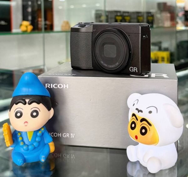 Ricoh GR IV 25.7MP APS-C compact camera with 28mm f/2.8 lens – like new condition
