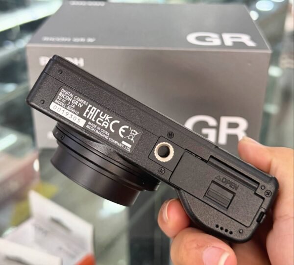 Ricoh GR IV – Like New 25.7MP APS-C Compact Camera with 28mm f/2.8 Lens + 5-Axis IBIS
