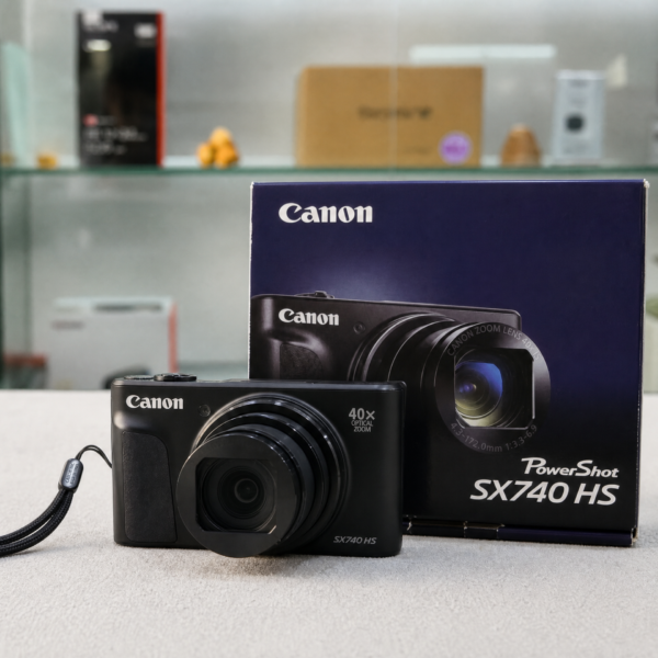 Canon SX740 HS black open box unused 40x zoom compact camera with flip screen